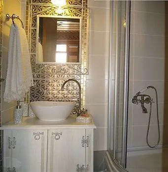 Des Etrangers - Special Category 2*